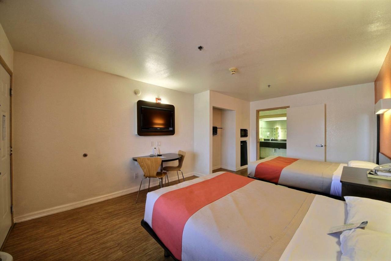 Queen Room Two Queen Beds Smoking