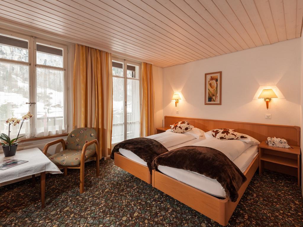 Doppelzimmer mit Balkon und Bergblick