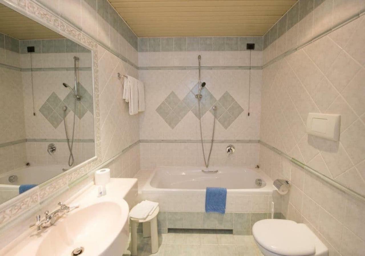 Quarto com 1 Cama de Casal ou 2 de Solteiro e Vista do Lago