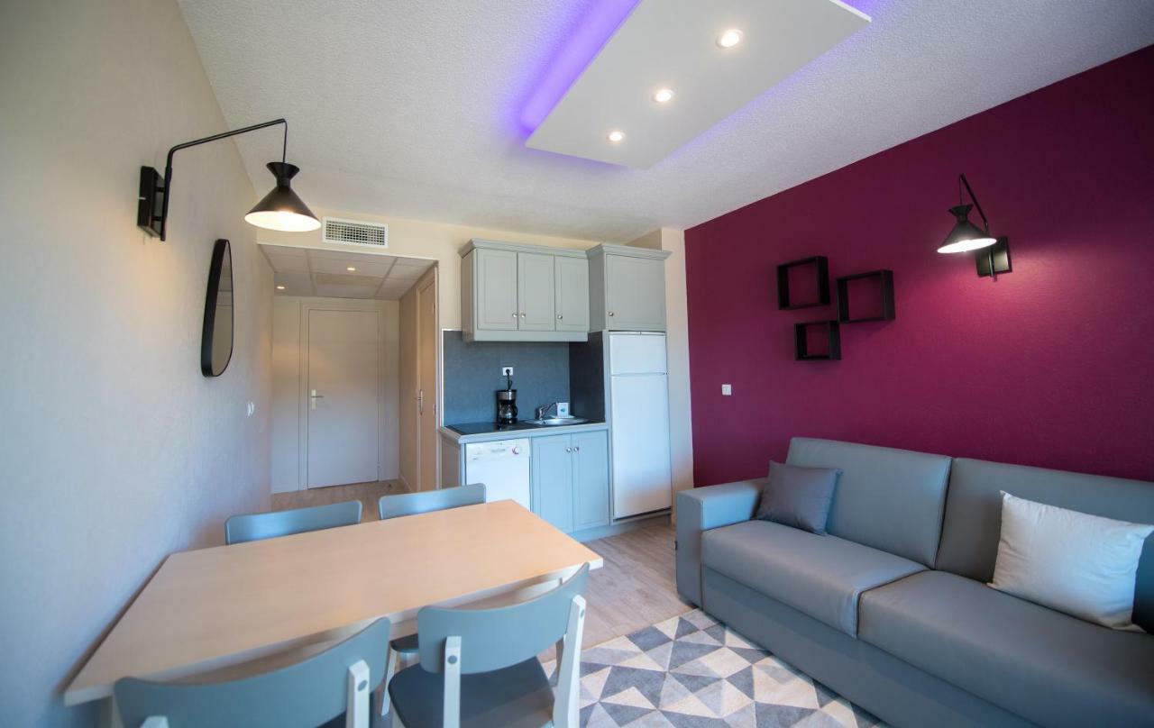 1 Bedroom Living Room Apartment