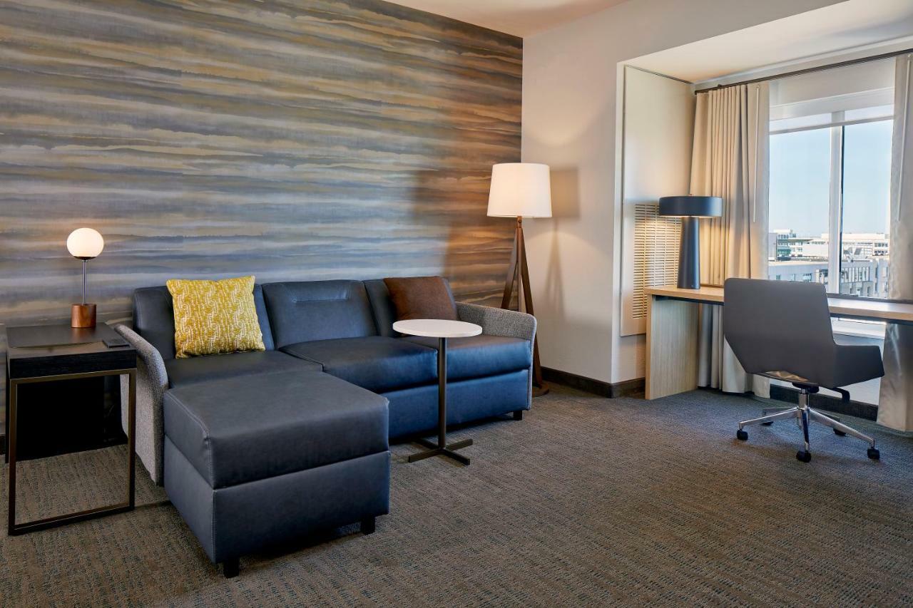 1 Bedroom Suite 1 King Sofa bed