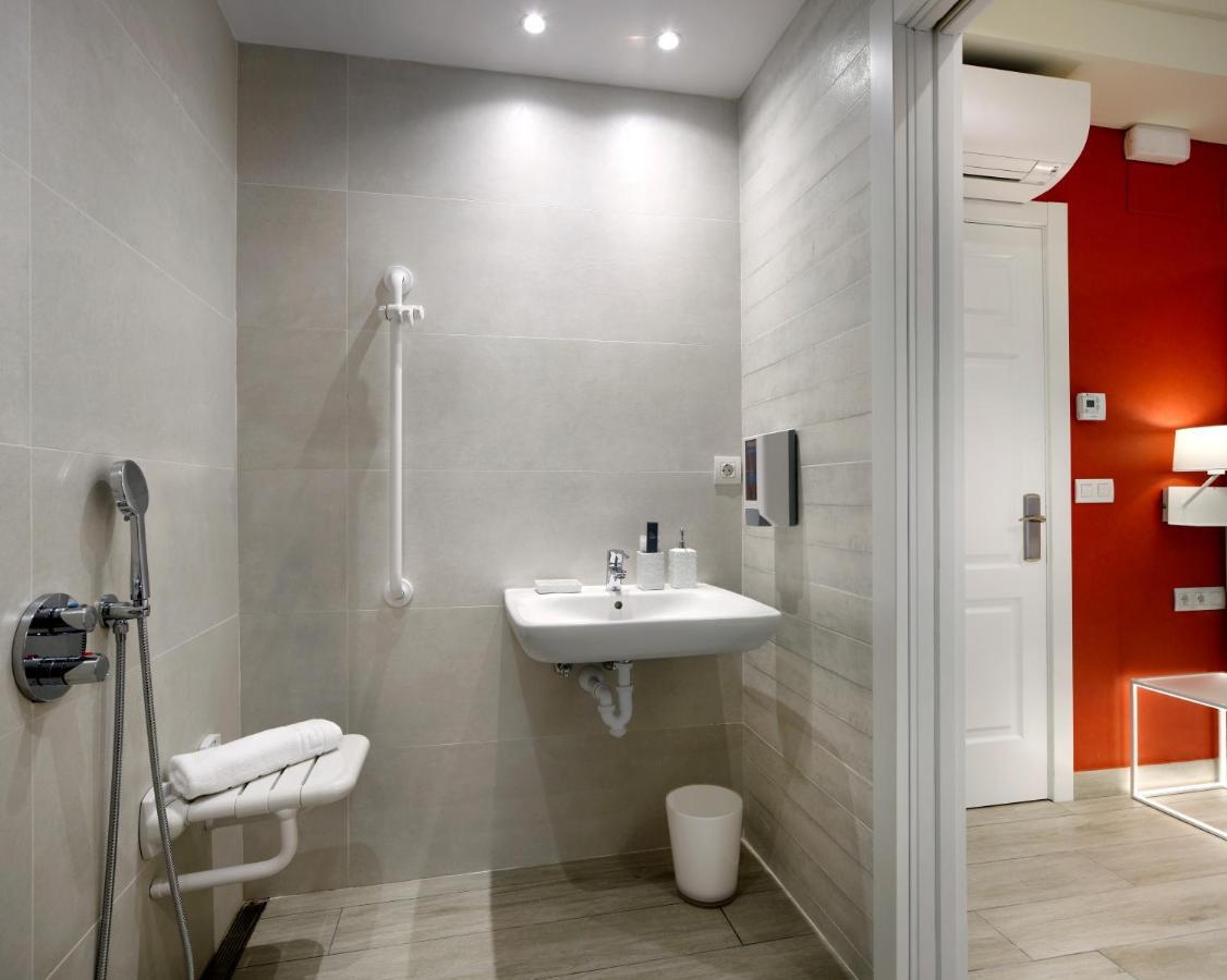 King Room Roll Shower Disability Access
