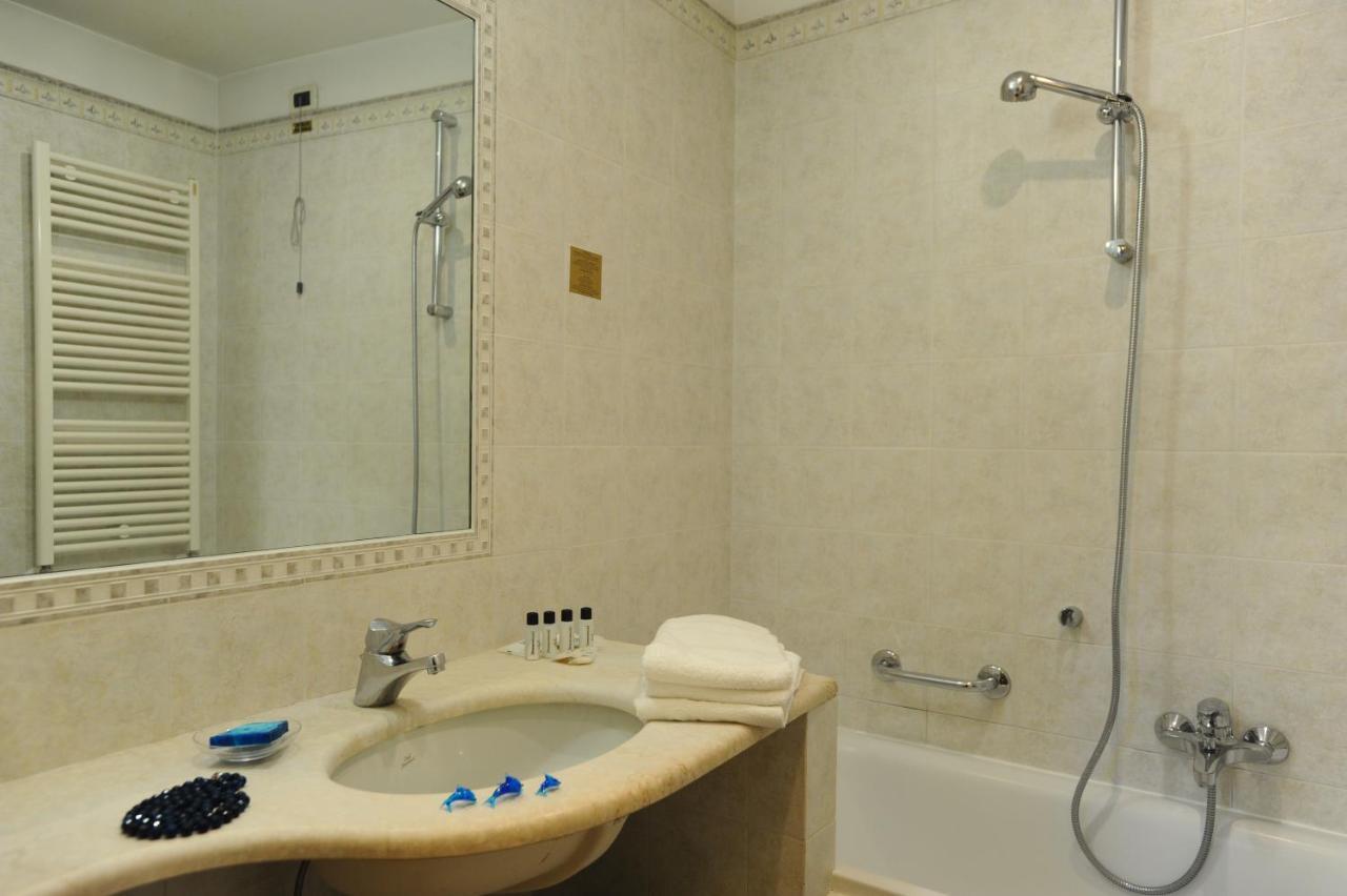 Two Connecting Double Rooms 2 Bathrooms,1555417711:JPEG