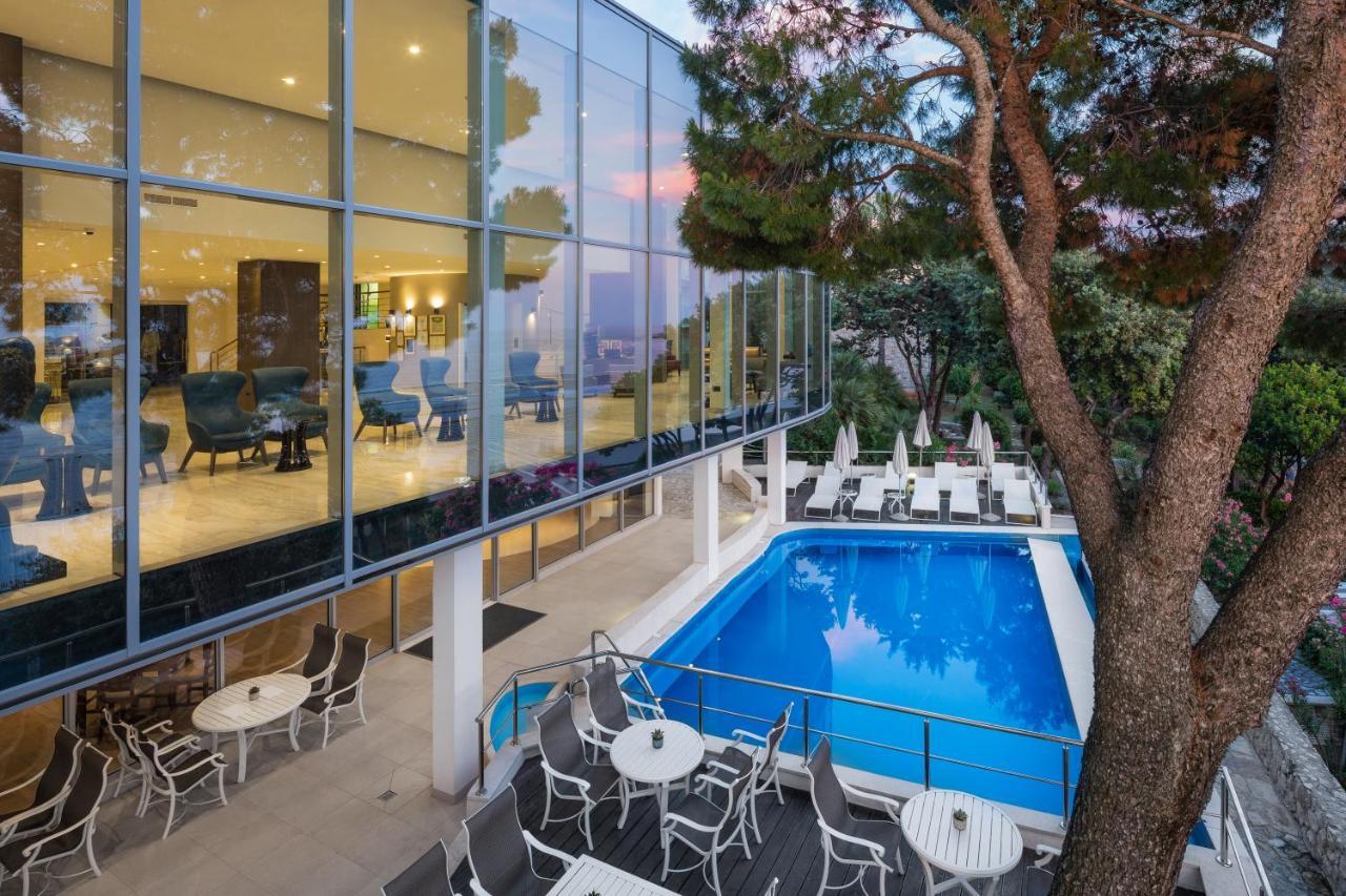 Habitación de lujo con balcón y vistas al mar