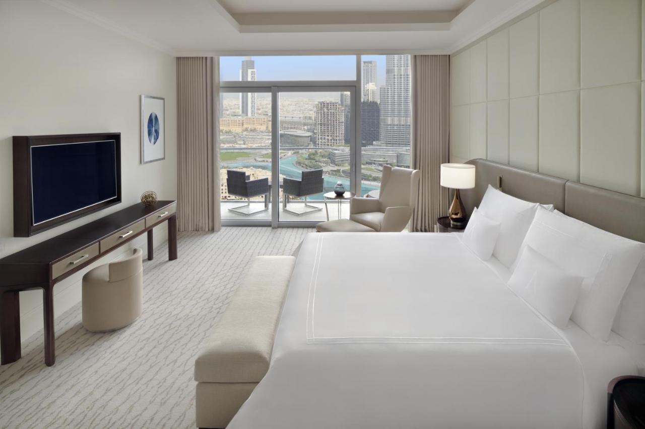 Premier Suite Burj Khalifa Fountain View – Lounge access serving lunch afternoon tea