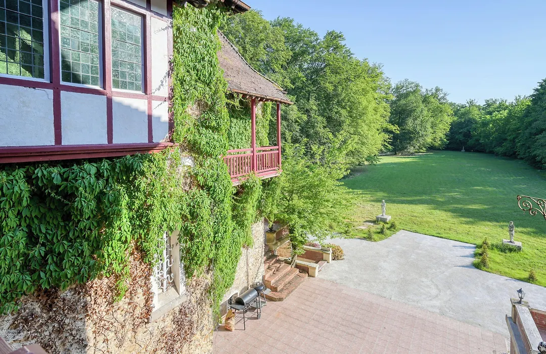 Le Petit Château de Barbizon au Bois du Mée-1