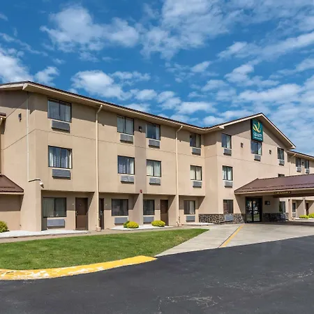Quality Inn & Suites Warren-3