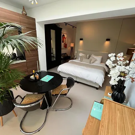 B&B Urban Oasis With Free Parking-3