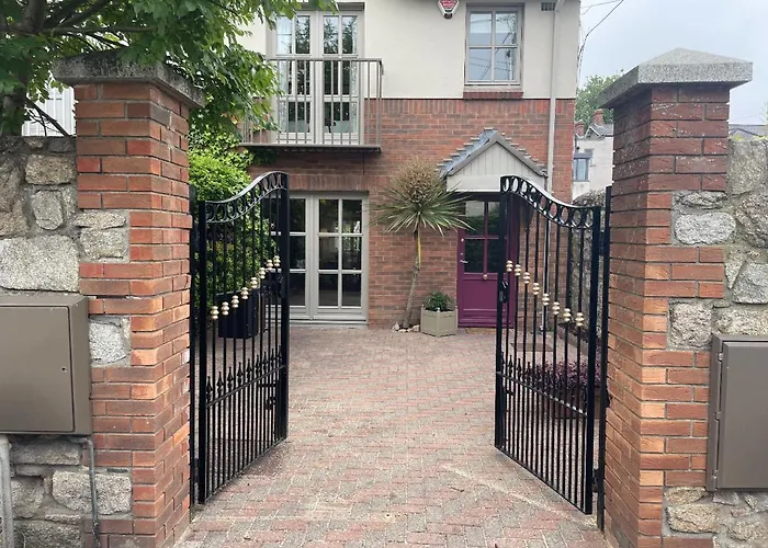 Fashionable Chic Townhouse In D4