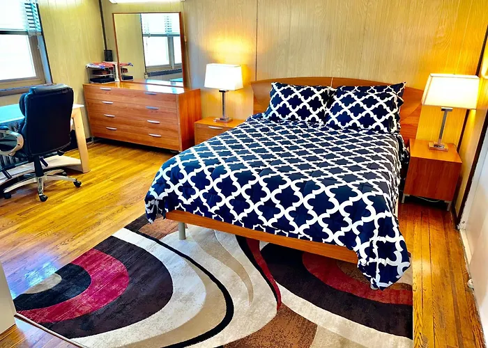 Lga Airport 3 Mins, Vacation 3 Bedroom Duplex House, Parking And Private Backyard, 9Mins Subway!