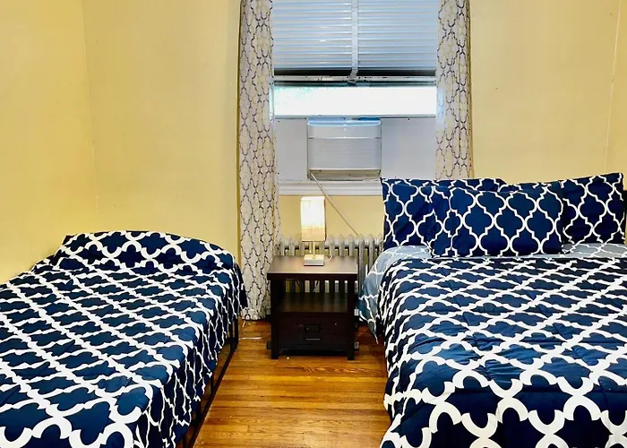 Lga Airport 3 Mins, Vacation 3 Bedroom Duplex House, Parking And Private Backyard, 9Mins Subway!