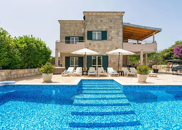 Villa Petmat - Elegant Country Villa With Private Pool & 6 Bedrooms