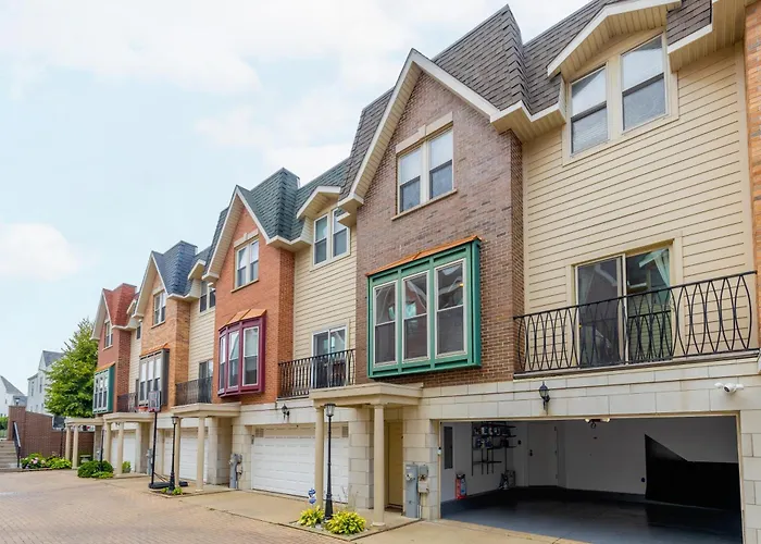 Windy City Getaway - 3Br 2Ba Chicago Townhouse Home