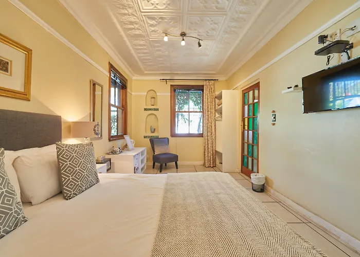 84 On Fourth Guest House