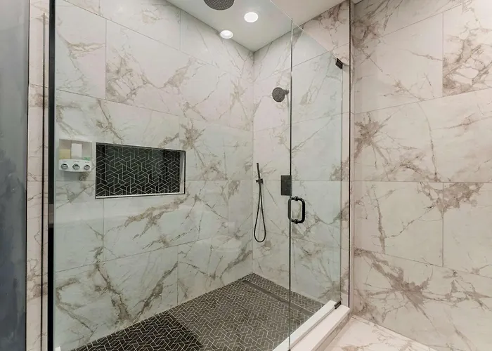 MAGNIFICENT NEW Home w/8 Beds&Free Parking