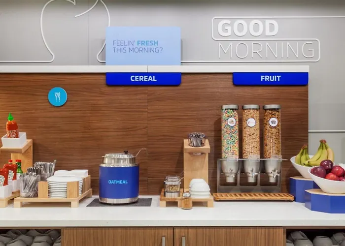 Holiday Inn Express & Suites Woodside Laguardia Airport