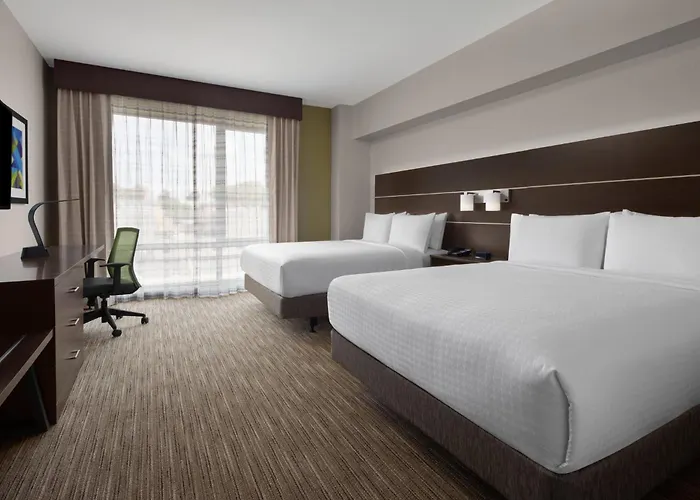 Holiday Inn Express & Suites Woodside Laguardia Airport
