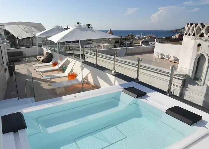 White 1903 - Rooftop Pool & Luxury Rooms